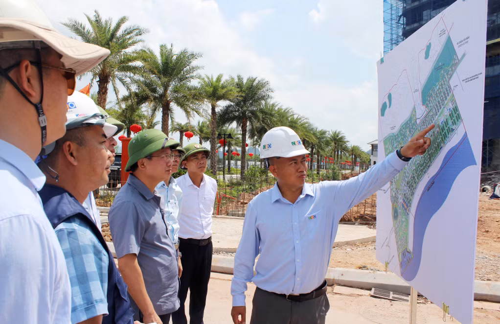 Quyền Chủ tịch UBND tỉnh Cao Tường Huy kiểm tra tiến độ dự án Tổ hợp du lịch nghỉ dưỡng Sonasea Vân Đồn Harbor City. Ảnh: Thu Chung