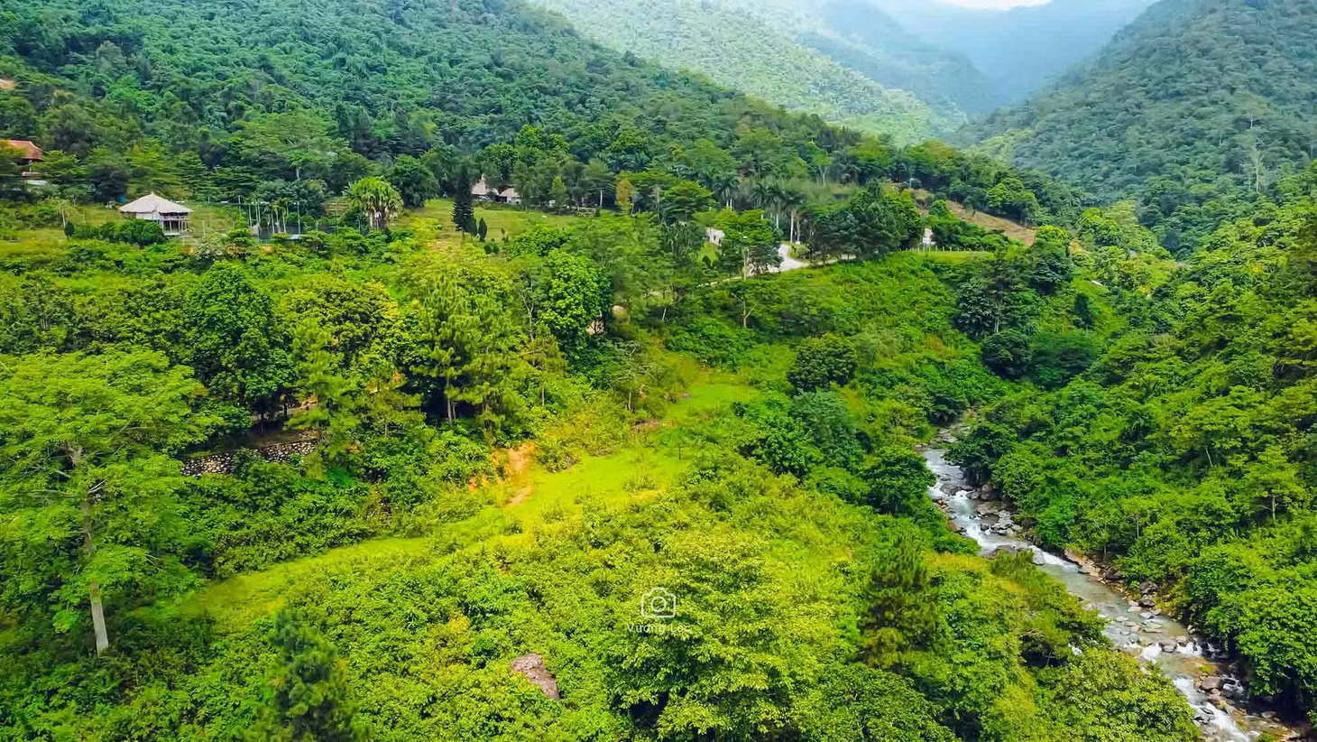 Ngoài ra, khi đến Hòa Bình, du khách có thể dành thời gian tham quan những điểm đến thú vị khác như thác Mu– dòng thác được bình chọn vào “Top 7 Ấn tượng Việt Nam 2022”, Mai Châu, Thung Nai hay Nhà máy Thủy điện Hòa Bình… Ảnh: Vương Lộc