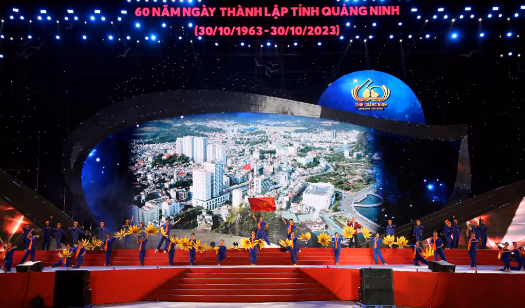 Hình ảnh lá cờ đỏ tung bay trên núi Bài Thơ được tái hiện lại trên sân khấu của đêm nhạc.