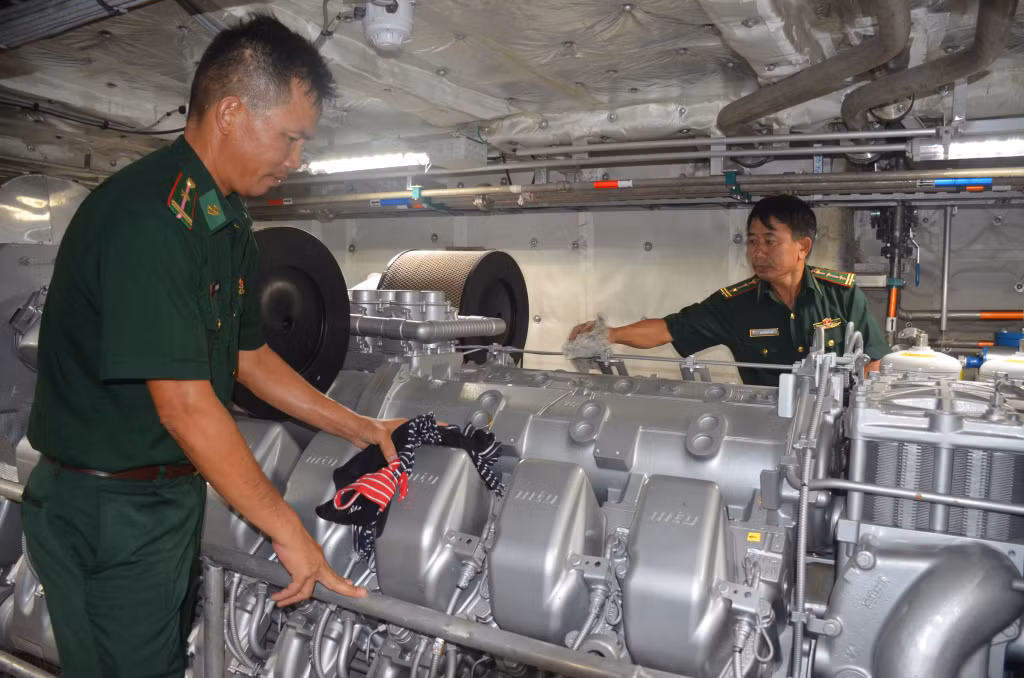 Cán bộ Hải đội 2 thường xuyên kiểm tra, bảo dưỡng động cơ tàu thuyền trước khi xuất bến làm nhiệm vụ.
