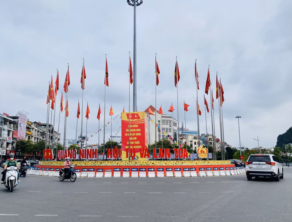 Khu vực vòng xuyến Cầu Kênh Liêm rực rỡ cờ hoa chào mừng 60 năm Ngày thành lập tỉnh.