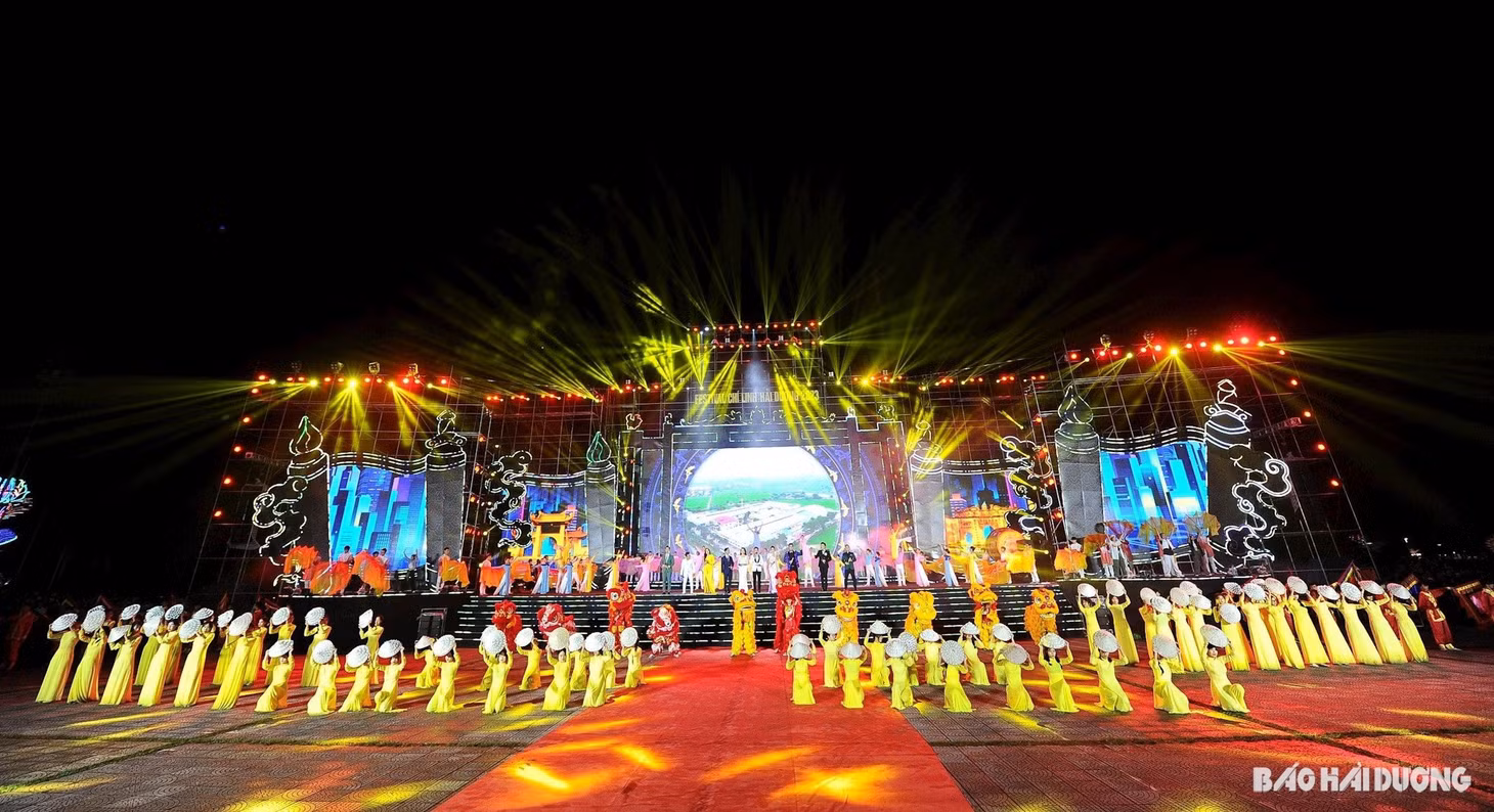 Những màn biểu diễn nghệ thuật đặc sắc trong Lễ khai mạc Festival có sự tham gia của sinh viên Trường Đại học Sao Đỏ. Ảnh: Thành Chung