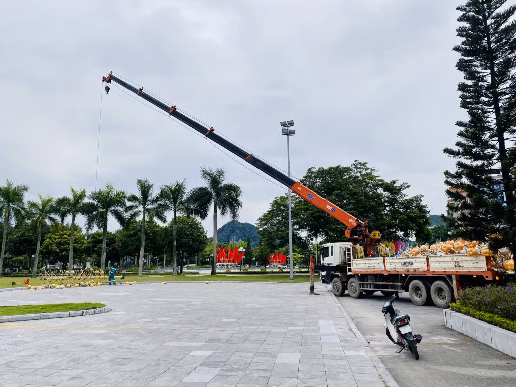 Thay thế, lắp mới điện trang trí tại khu vực đài tưởng niệm các Anh hùng liệt sĩ và Tượng đài đồng chí Vũ Văn Hiếu.