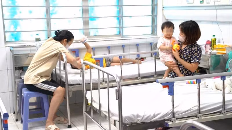 Trẻ mắc tay chân miệng điều trị tại Bệnh viện Nhi Trung ương.