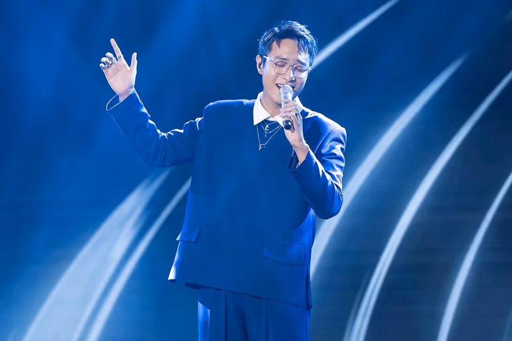 Hà An Huy liên tục biến hóa qua từng live show để chinh phục khán giả.