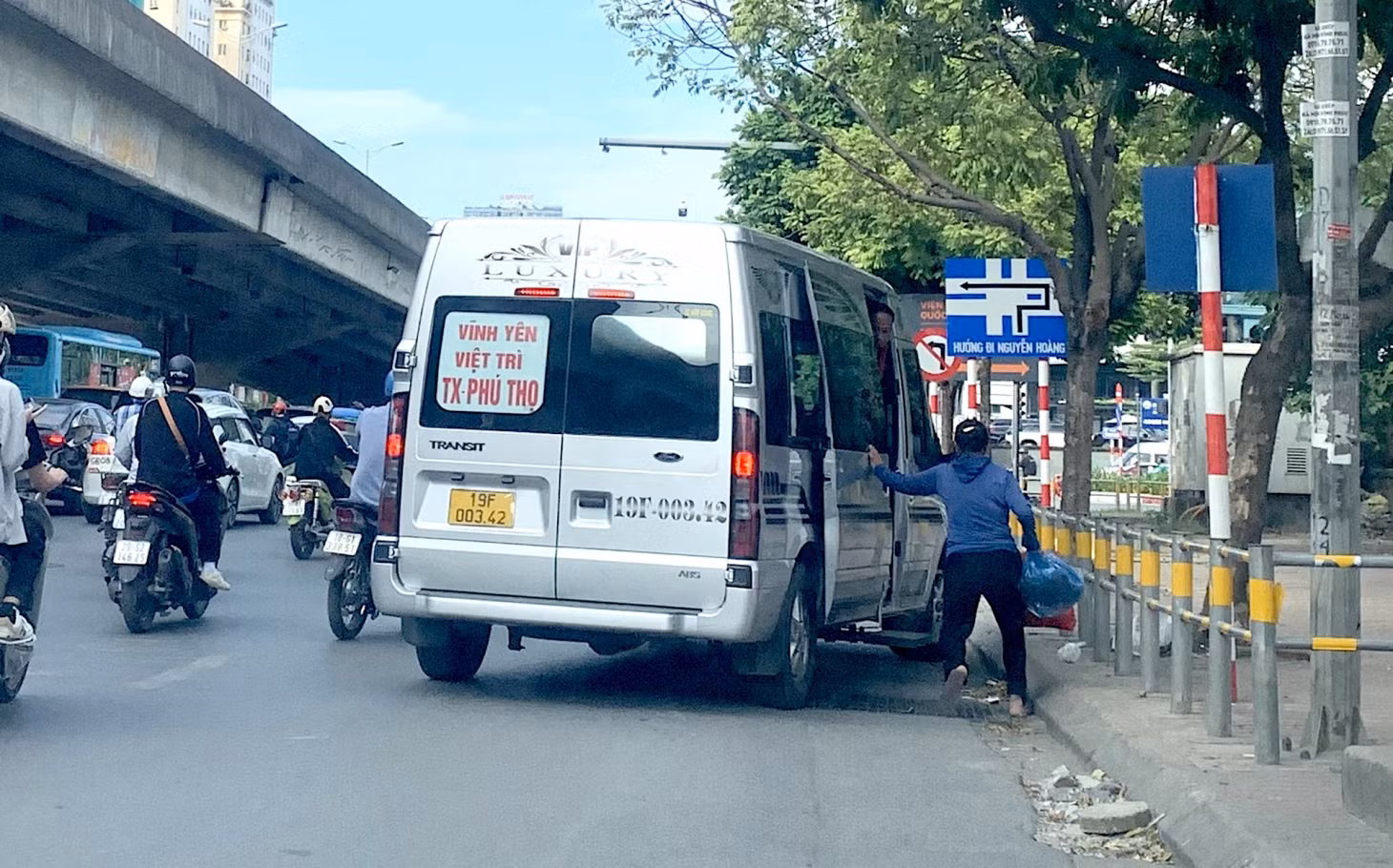 Xe hợp đồng ngang nhiên chạy rùa bò, đón khách trên đường Phạm Hùng, qua Bến xe Mỹ Đình.