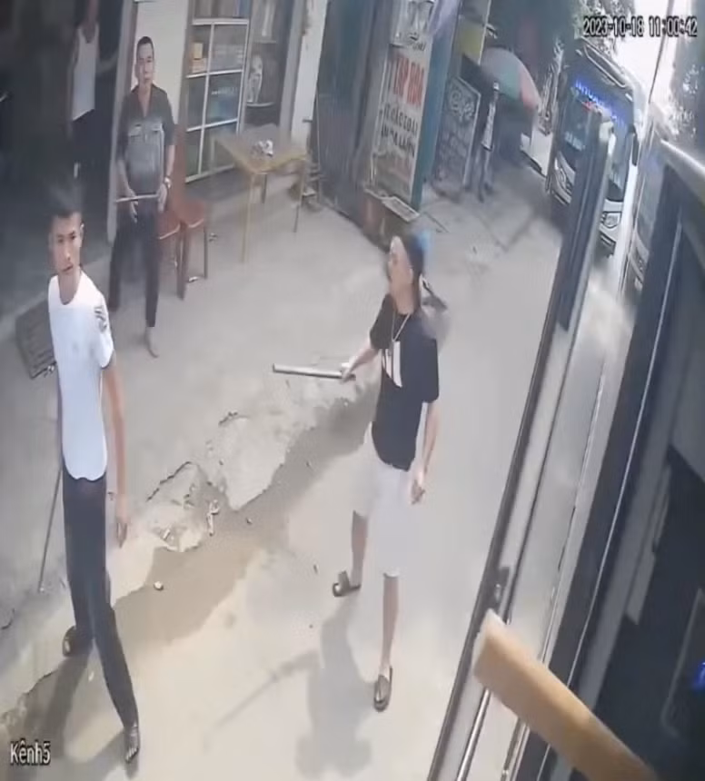 Hình ảnh được cho là các tài xế, phụ xe cầm gậy, tuýp sắt đánh nhau. (Ảnh cắt từ clip)