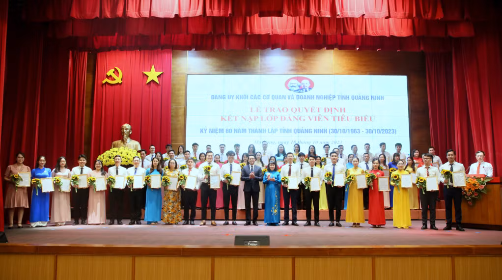 60 đảng viên ưu tú đại diện cho 221 đảng viên được Đảng bộ Khối các cơ quan và doanh nghiệp tỉnh kết nạp từ đầu năm 2023 đến nay vinh dự được kết nạp vào Lớp Đảng viên dịp Kỷ niệm 60 năm Ngày thành lập tỉnh.