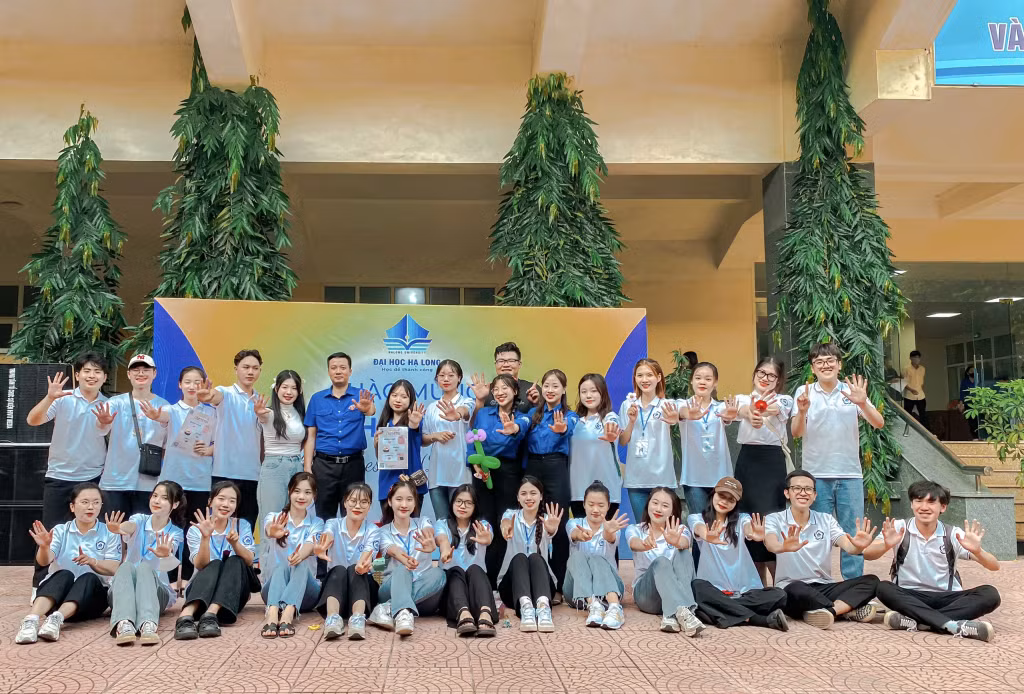 Đặng Tâm Nhi cùng các thành viên CLB Sinh viên 5 tốt của Trường Đại học Hạ Long tham gia các hoat động của đoàn thanh niên.