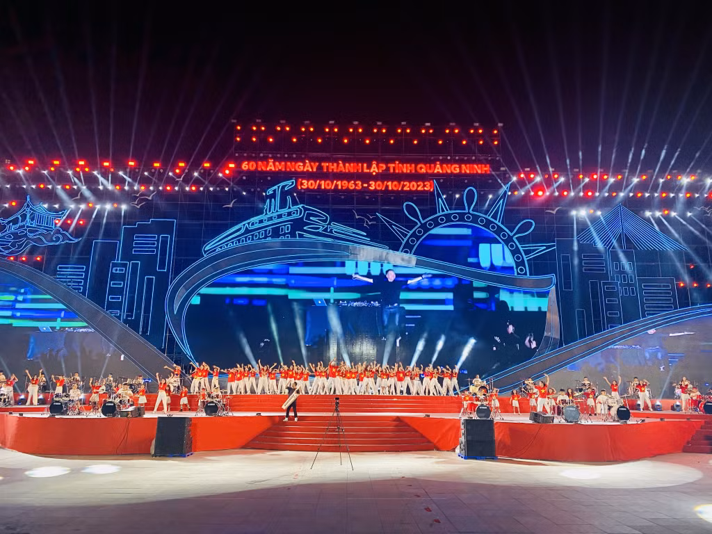 Liên khúc Will rock you-Việt Nam ơi- Hello Hạ Long do CLB Piano Hạ Long biểu diễn.