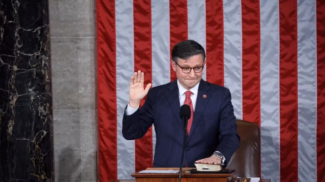 Chủ tịch Hạ viện mới đắc cử của Mỹ Mike Johnson tuyên thệ nhậm chức ở Washington, DC, vào ngày 25/10/2023. Ảnh: AFP