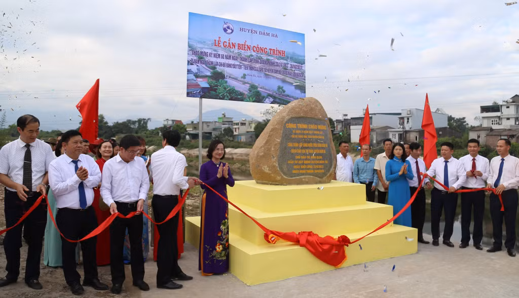 Gắn biển Đập dâng nước trên sông Đầm Hà.