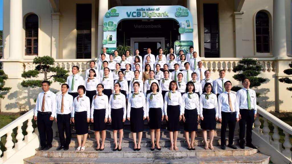 Cán bộ, nhân viên VCB Hạ Long tiến hành nghi thức chào cờ vào thứ Hai hàng tuần.