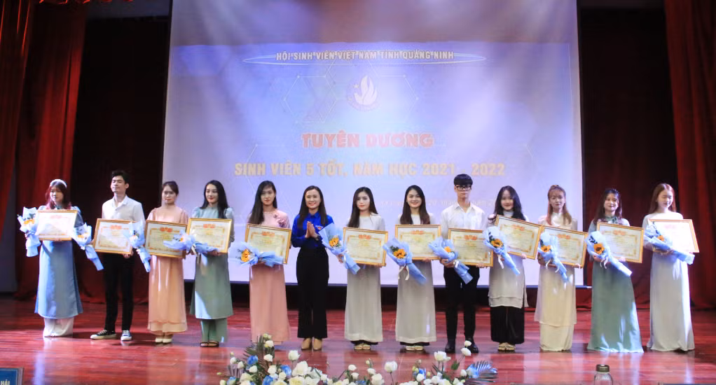 Tuyên dương cá nhân đạt danh hiệu "Sinh viên 5 tốt" cấp tỉnh năm học 2021-2022.