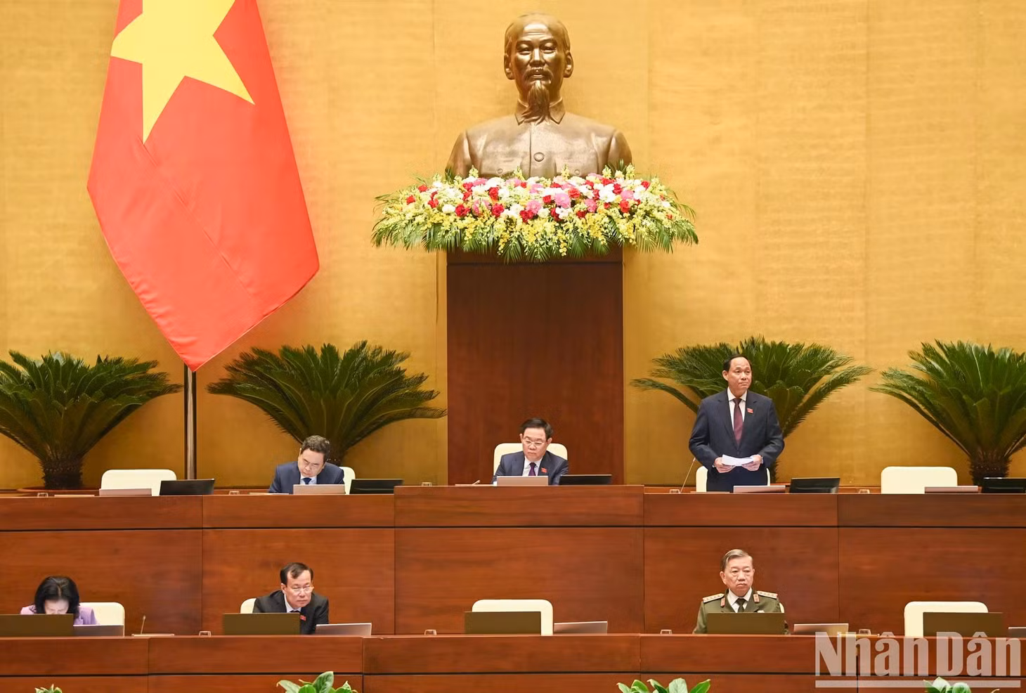 Phó Chủ tịch Quốc hội Trần Quang Phương điều hành phiên thảo luận sáng 25/10. (Ảnh: DUY LINH)