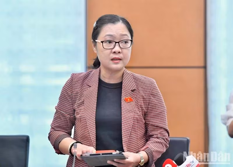 Đại biểu Nguyễn Thị Quyên Thanh (Vĩnh Long) phát biểu tại buổi họp tổ. (Ảnh: ĐĂNG KHOA)