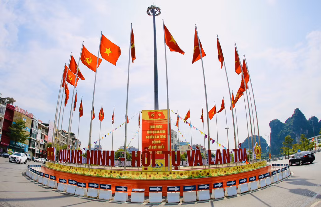 Nhiều tuyến đường trên địa bàn TP Hạ Long được trang hoàng cờ hoa, khẩu hiệu chào mừng 60 năm Ngày thành lập tỉnh.