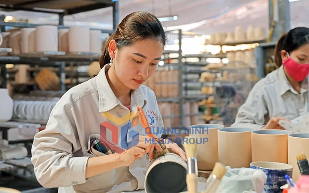 2023-10_Công nhân làm việc tại Công ty TNHH Gốm sứ Quang Vinh (TX Đông Triều). Ảnh: Nguyễn Thanh