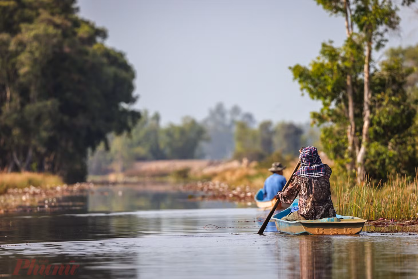 Gợi ý di chuyển đến khu du lịch Tràm Chim. Khu du lịch Tràm Chim cách TPHCM khoảng 170km, nên du khách có thể lấy nơi này làm mốc xuất phát. Từ TPHCM, du khách có thể mua vé xe khách, lái xe riêng hay chạy xe máy đến Tràm Chim. Thời gian di chuyển khoảng 3-4 tiếng, vé xe khách khoảng 170.000 đồng/chiều.