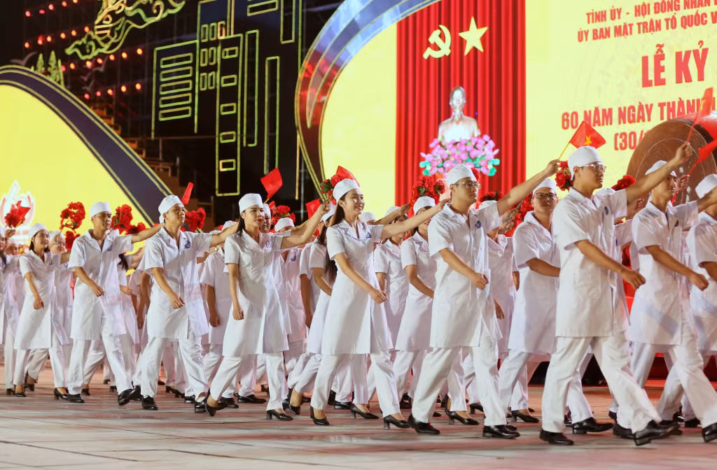 Khối diễu hành của cán bộ, y bác sĩ ngành Y tế tỉnh Quảng Ninh diễu hành trong ngày lễ trọng đại, với quyết tâm thực hiện lời dạy của Chủ tịch Hồ Chí Minh: “Lương y phải như từ mẫu”.