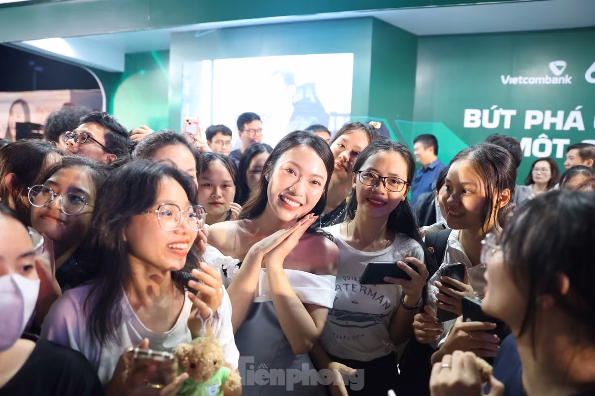 Tại lễ khai mạc, Khánh Vy ấn tượng vì Ngày Thẻ Việt Nam 2023 được tổ chức hoành tráng, quy mô. Các gian hàng cũng rất chỉn chu và hấp dẫn.
