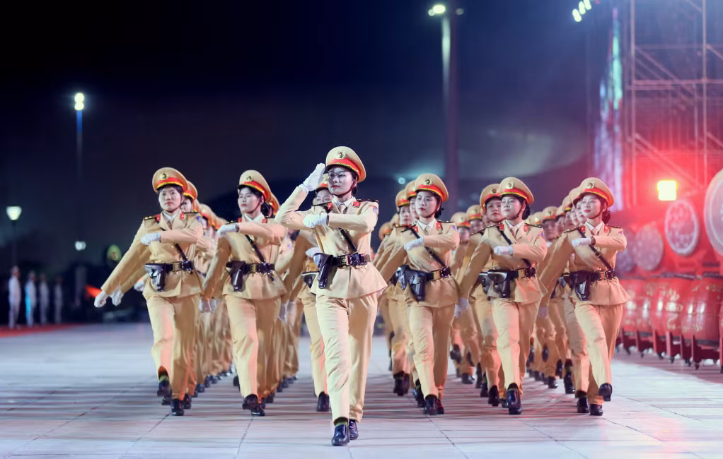 Khối nữ sĩ quan Cảnh sát giao thông, Công an tỉnh Quảng Ninh trang nghiêm, mạnh mẽ nhưng cũng không kém phần duyên dáng trong lễ diễu hành.
