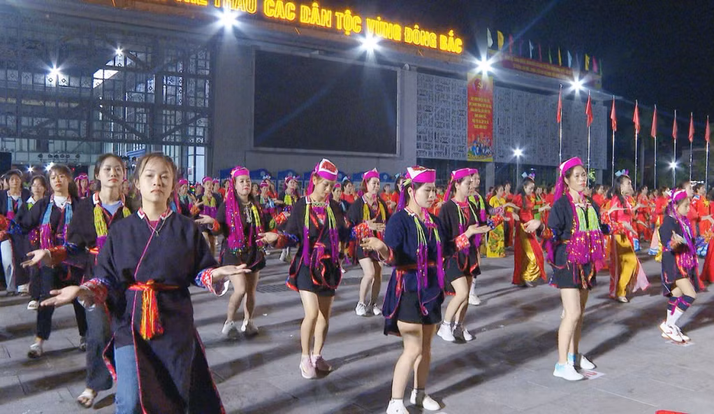 Hội viên, phụ nữ huyện Tiên Yên với tiết mục nhảy dân vũ trong trang phục dân tộc truyền thống.