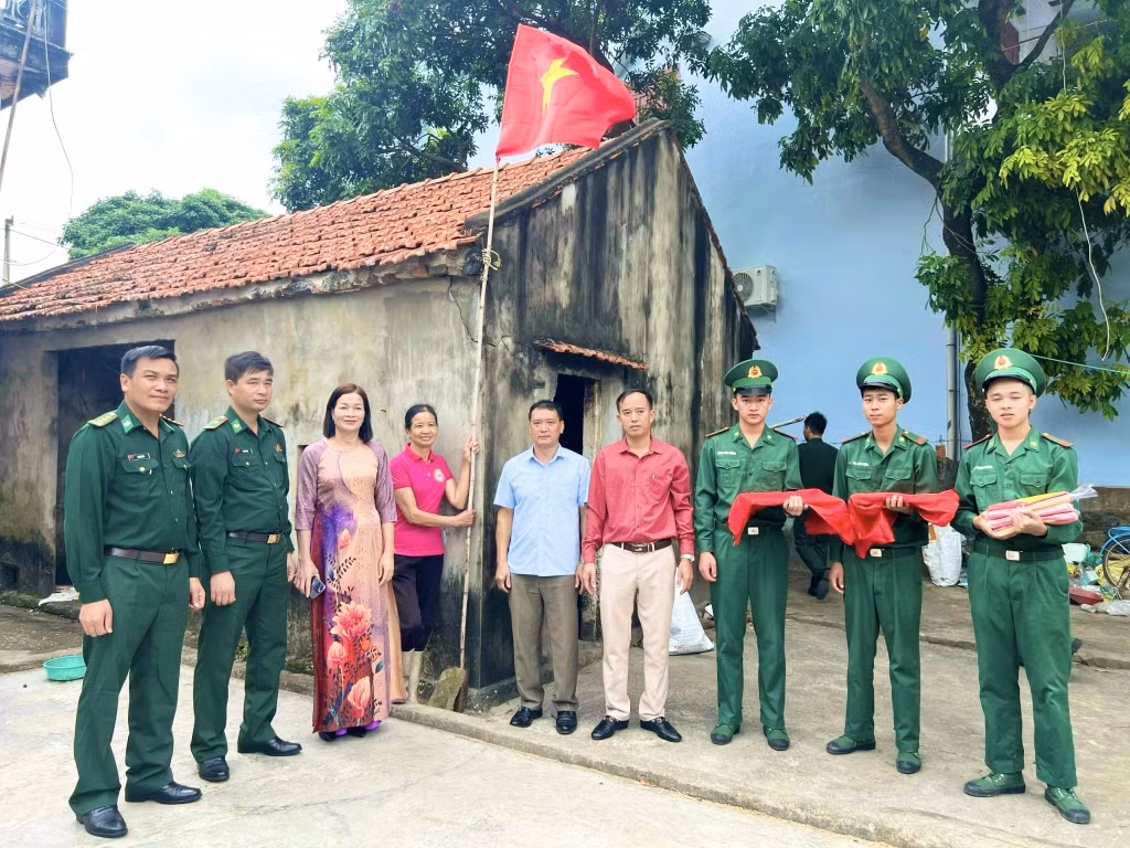 Đồn Biên phòng cửa khẩu Cảng Vạn Gia – Thành phố Móng Cái trao tặng cờ Tổ quốc cho người dân tại xã Vĩnh Trung – Thành phố Móng Cái.