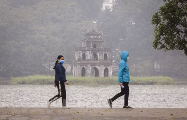 Dong Bac Bo sang va dem troi lanh, Ha Tinh den Thua Thien-Hue co mua hinh anh 1