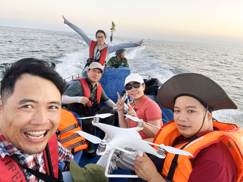 Niềm vui của phóng viên Trung tâm Truyền thông & Văn hoá huyện Cô Tô và ekip quay phim VTV sau chuyến đi ghi được hình cá voi.