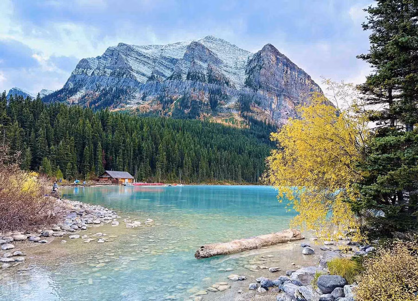 Hồ Louise cách thành phố Calgary khoảng 120km. Nơi đây sở hữu cảnh sắc thơ mộng với mặt hồ trong xanh và những ngọn núi hùng vĩ soi bóng. Ảnh: Ngô Kiệt