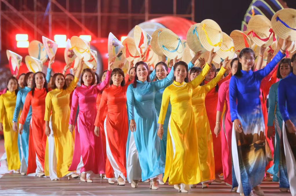 Khối diễu hành của phụ nữ tỉnh Quảng Ninh với tà áo dài duyên dáng, thướt tha, thể hiện rõ nét truyền thống “Anh hùng, bất khuất, trung hậu, đảm đang”.