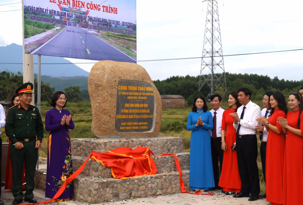 Gắn biển công trình Đường giao thông từ trung tâm huyện đi xã Quảng Lâm, huyện Đầm Hà.