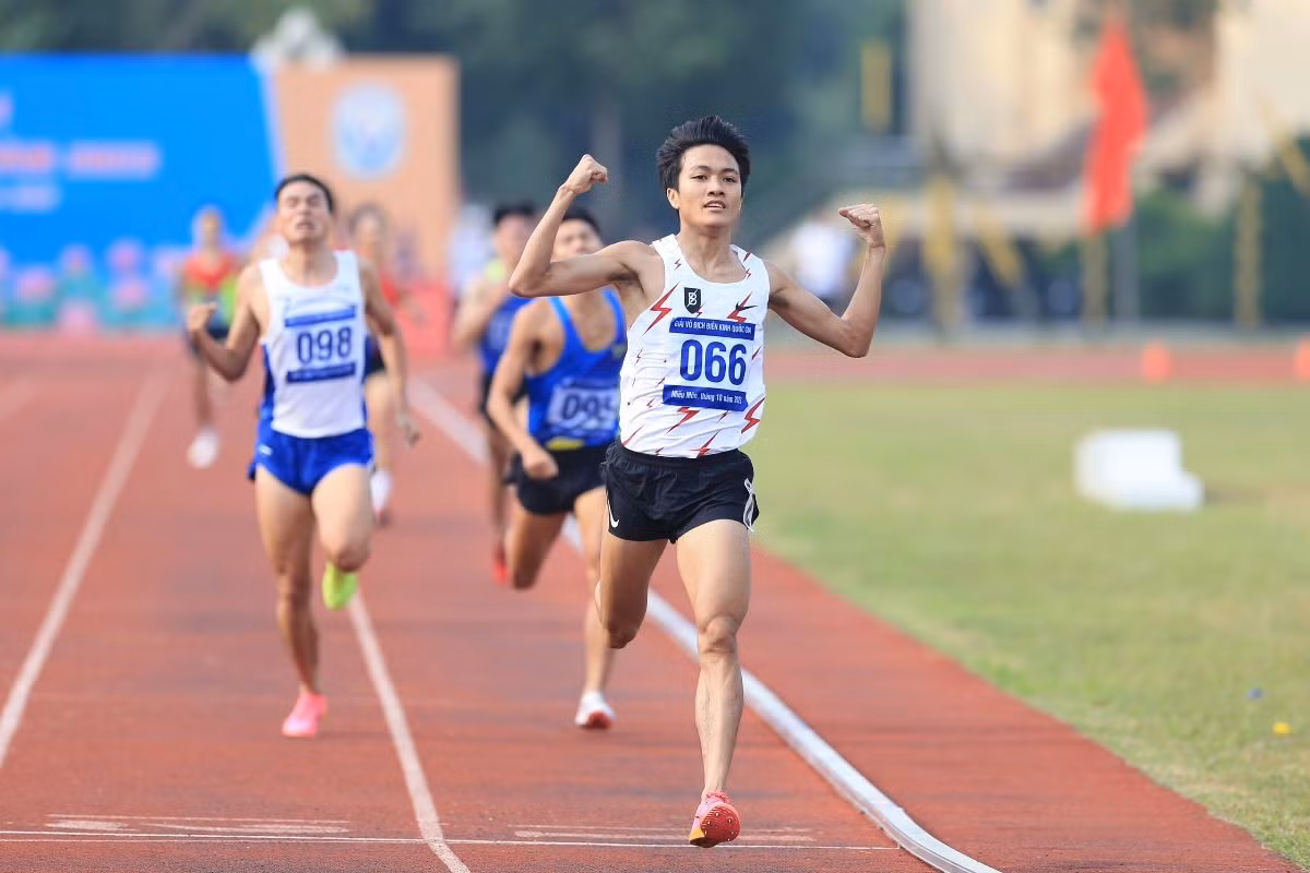 Lương Đức Phước (Đồng Nai) giành huy chương vàng nội dung 1.500m nam. Ảnh: Hoàng Tùng