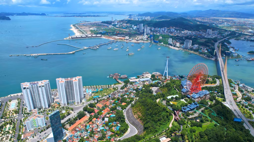 Đôi bờ Cửa Lục (8-2022). Ảnh: Đỗ Phương