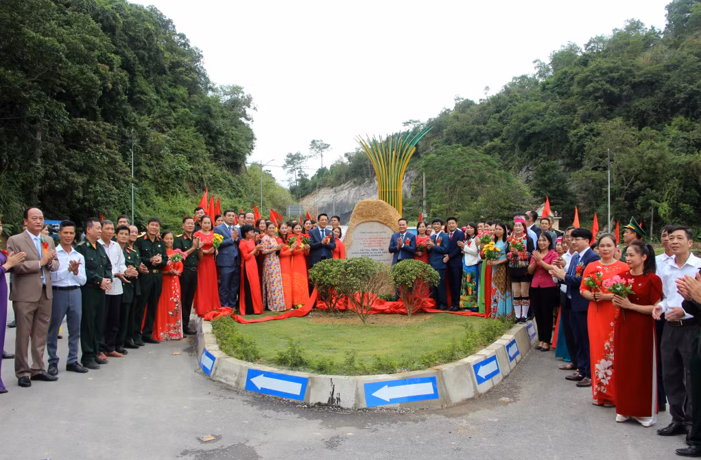 Các đại biểu chụp ảnh lưu niệm với cán bộ, đảng viên và nhân dân xã Vạn Yên và Đoàn Kết tại dự án cải tạo, nâng cấp tuyến đường 31 cũ kết nối khu vực cảng hàng không quốc tế Vân Đồn với Trung tâm xã Vạn Yên.