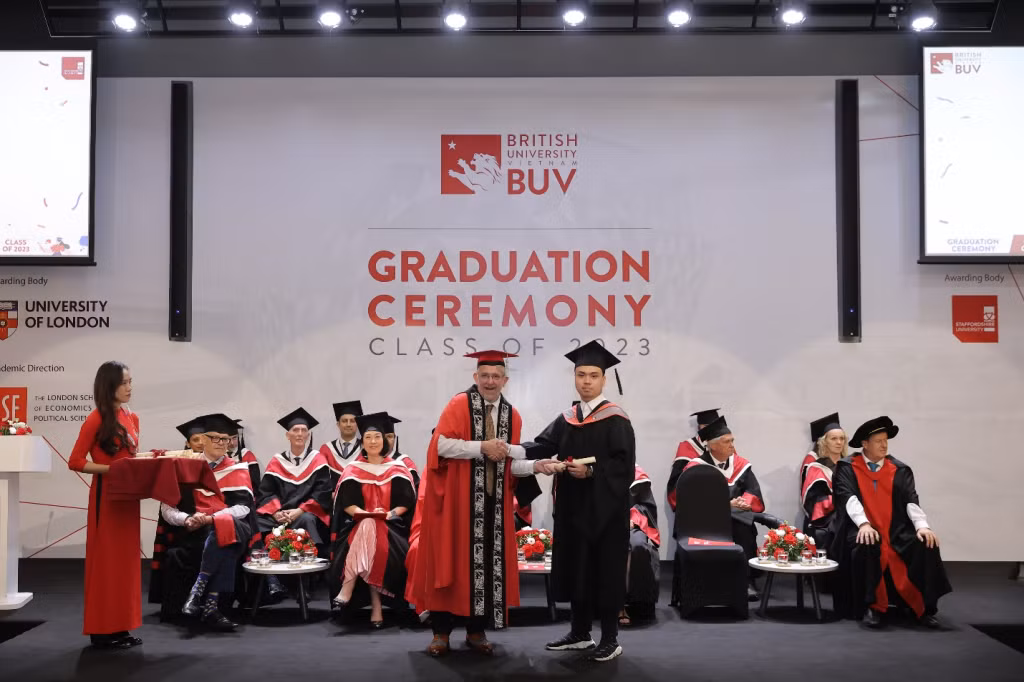 Giáo sư Martin Jones, Hiệu trưởng Trường Đại học Stafforshire trao bằng cho tân cử nhân niên khóa 11 của BUV