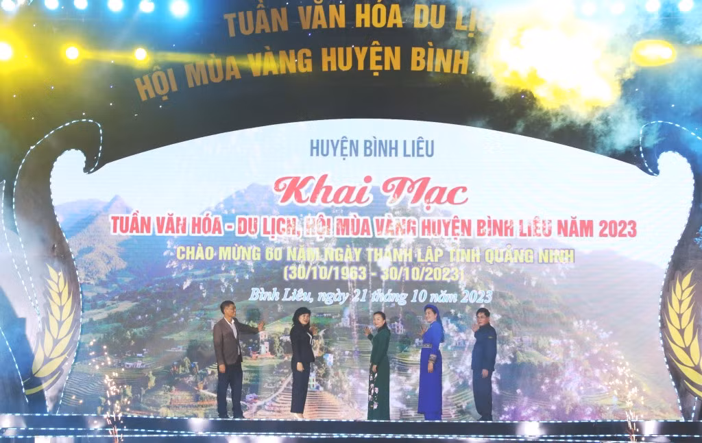 Các đại biểu thực hiện bấm nút khai mạc Tuần Văn hóa - Du lịch, Hội Mùa vàng Bình Liêu năm 2023.