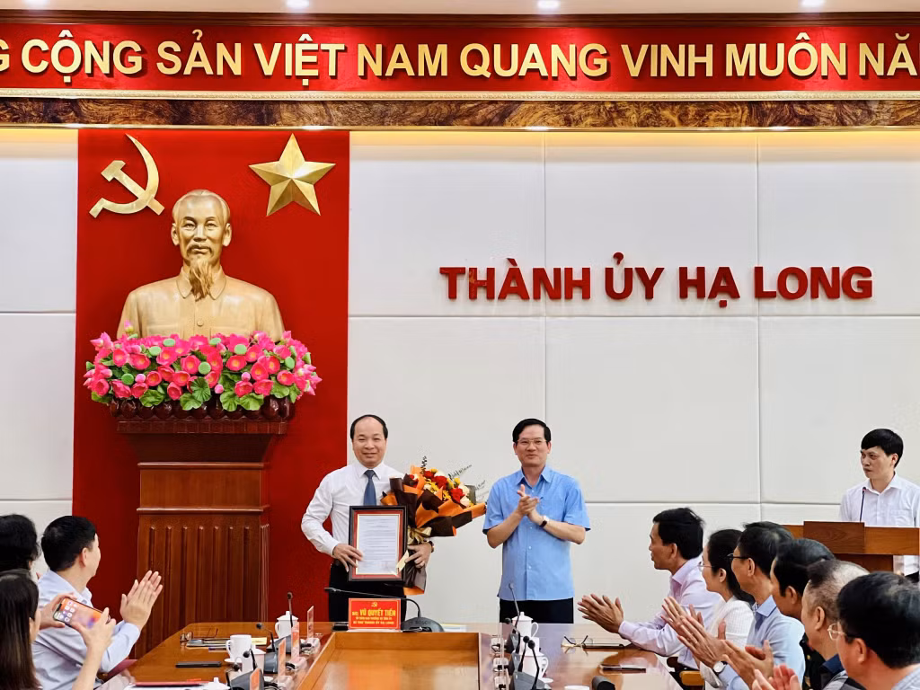 Đồng chí Vũ Quyết Tiến, Ủy viên Ban Thường vụ Tỉnh ủy, Bí thư Thành ủy Hạ Long trao Quyết định phân công, điều động và bổ nhiệm đồng chí Nguyễn Hoàng Quý giữ chức vụ Trưởng ban Tổ chức Thành ủy. Ảnh: Nguyễn Hạnh (CTV)