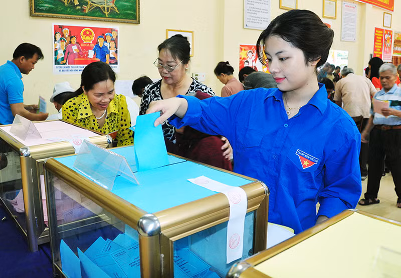 Cử tri trẻ đi bỏ phiếu bầu cử ĐBQH khoá XIV và đại biểu HĐND các cấp, nhiệm kỳ 2016-2021 tại khu vực bỏ phiếu số 1, phường Hồng Hà (TP Hạ Long). Ảnh: Hữu Duy