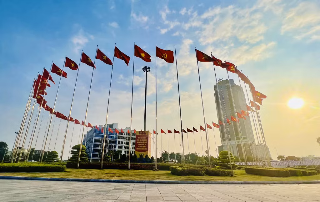 Cờ hoa rực rỡ dưới ánh hoàng hôn Hạ Long...