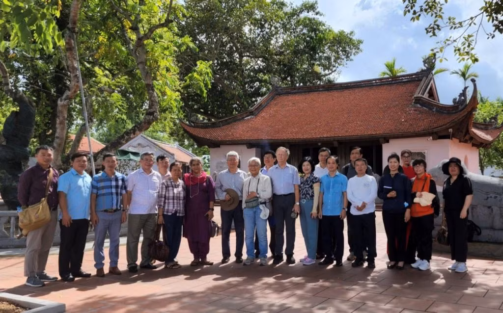 Các chuyên gia trong nước và quốc tế khảo sát tại di tích Bạch Đằng, thuộc phạm vi Quần thể di sản Yên Tử - Vĩnh Nghiêm - Côn Sơn, Kiếp Bạc. Ảnh: Phan Hằng