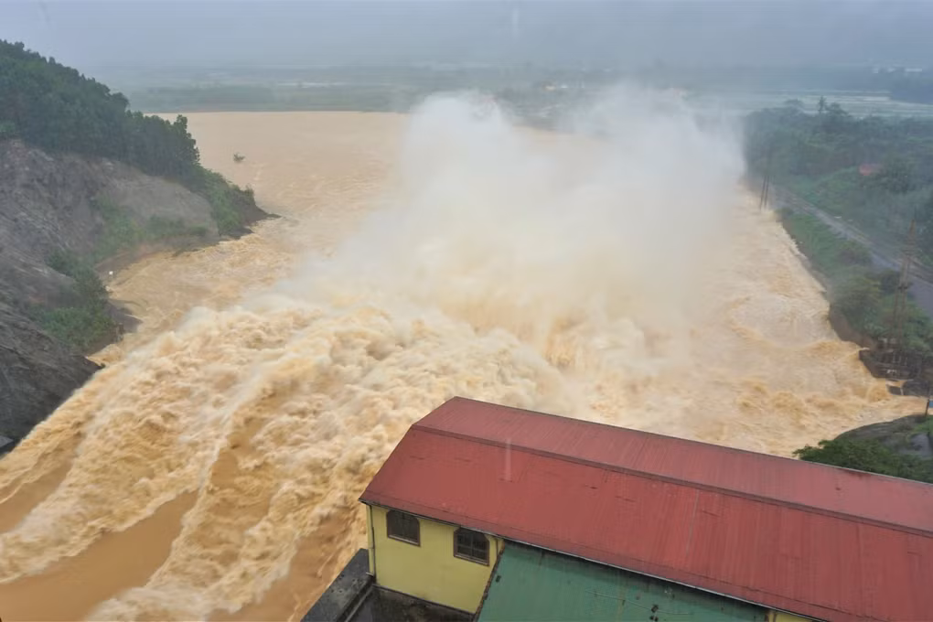 Mưa lớn, thủy điện Hố Hô xả lũ (Ảnh: Trí Quân).