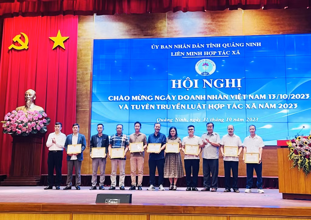 Lãnh đạo Liên minh HTX kết nạp thêm 10 thành viên mới.