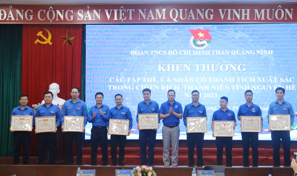 Ban Chấp hành Đoàn Than tặng giấy khen cho các tập thể có thành tích xuất sắc trong chiến dịch Thanh niên tình nguyện hè năm 2023.