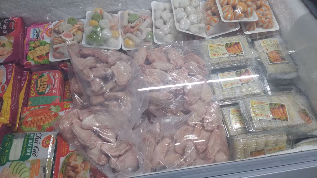 Hàng thực phẩm đông lạnh bày bán tại Chợ Asean Móng Cái