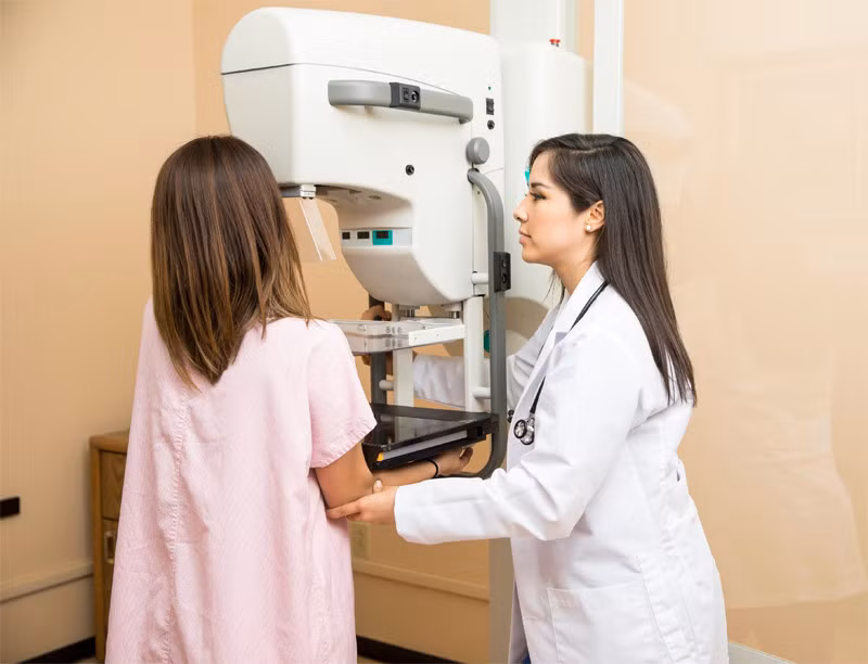Phụ nữ từ 40 tuổi trở lên nên sàng lọc ung thư vú định kỳ. Ảnh minh họa: Medlineplus