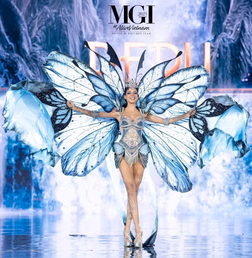 Ở phần thi trang phục dân tộc, Luciana diện bộ đồ lấy cảm hứng từ nữ hoàng bướm, là 1 trong 5 bộ trang phục được người hâm mộ bình chọn nhiều nhất.