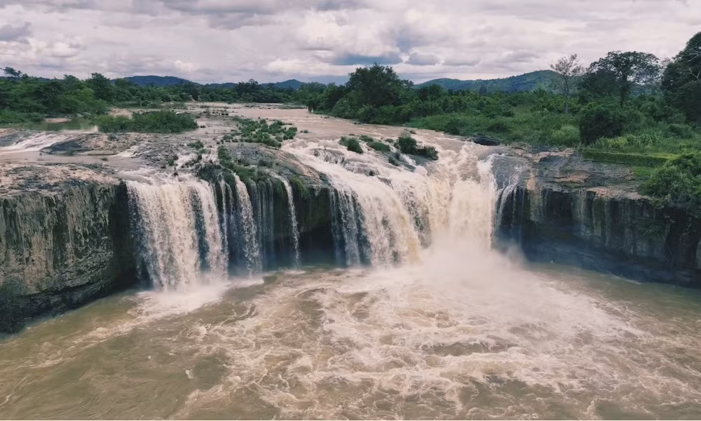 Dòng nước lớn, đục ngầu từ trên đỉnh thác đổ mạnh xuống lòng sông. Ảnh: Đinh Quang Hải