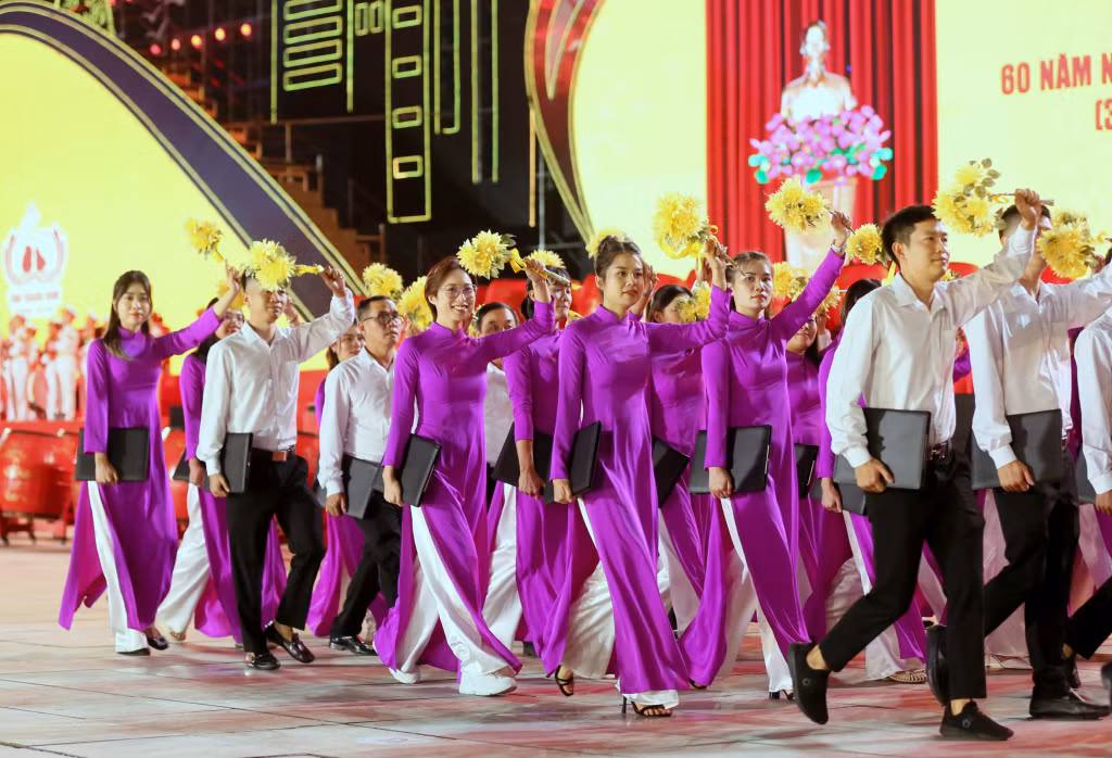 Khối cán bộ, giáo viên ngành Giáo dục diễu hành qua lễ đài.